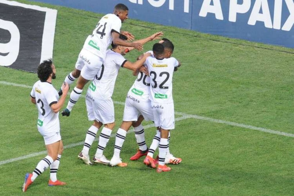 (Foto: Juarez Rodrigues/EM/D.A Press) - ogadores do Figueirense comemoram gol de Dudu