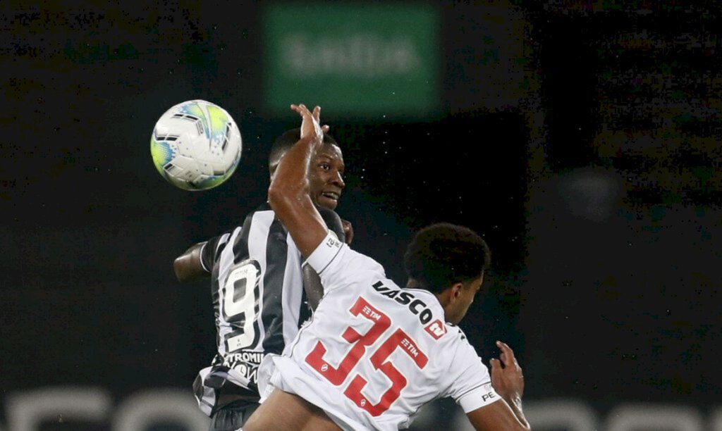 Botafogo vence Vasco e leva vantagem para volta da Copa do Brasil