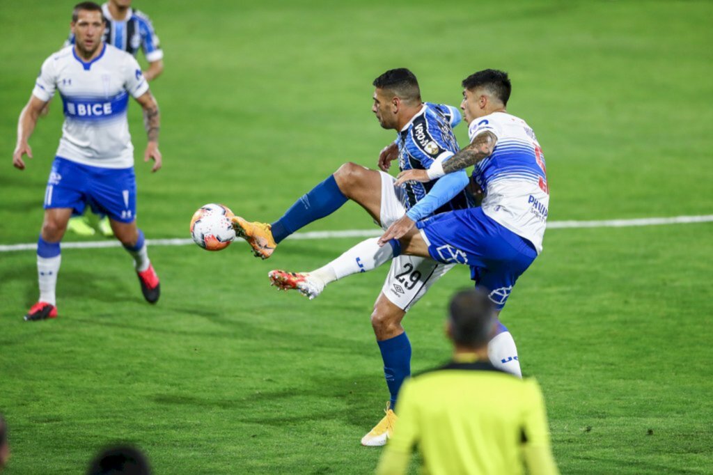 Em Santiago, Grêmio é dominado pela Universidad Católica