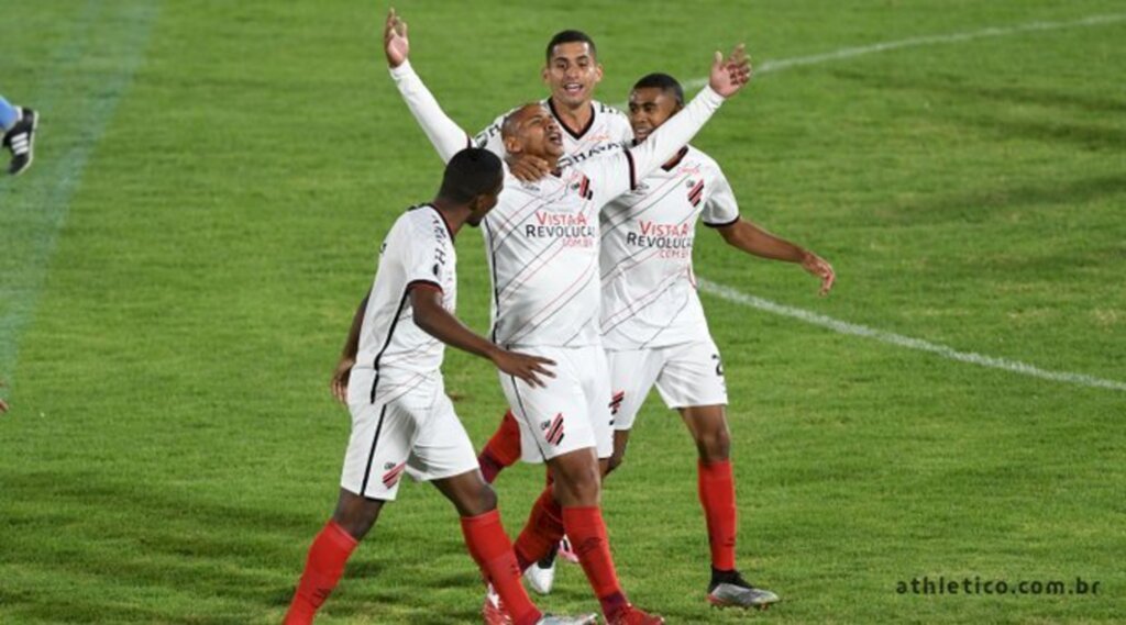 Athletico-PR vence de virada na Libertadores