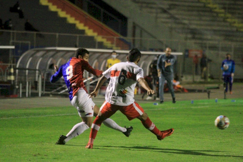 Paraná vence CRB e vira líder da Série B do Campeonato Brasileiro