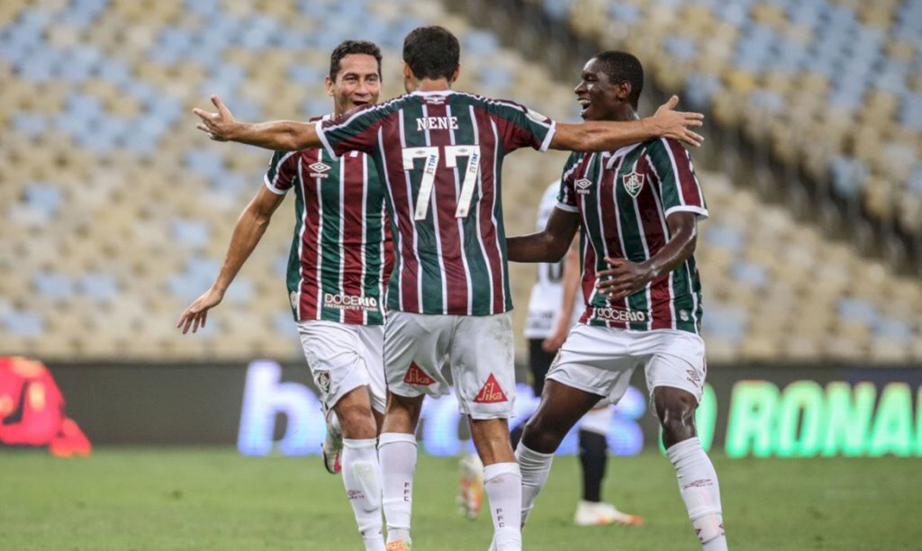 Nenê marca dois, e Fluminense supera Corinthians