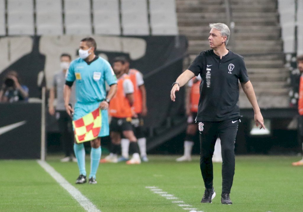 Corinthians demite Tiago Nunes após derrota para o Palmeiras