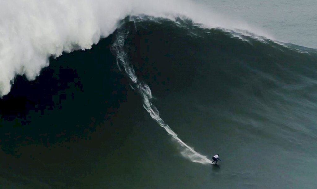 Brasileira quebra recorde de maior onda já surfada por uma mulher