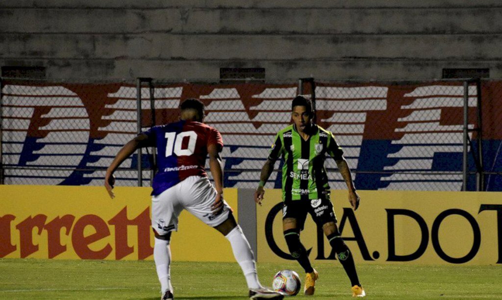 América-MG vence Paraná em Curitiba