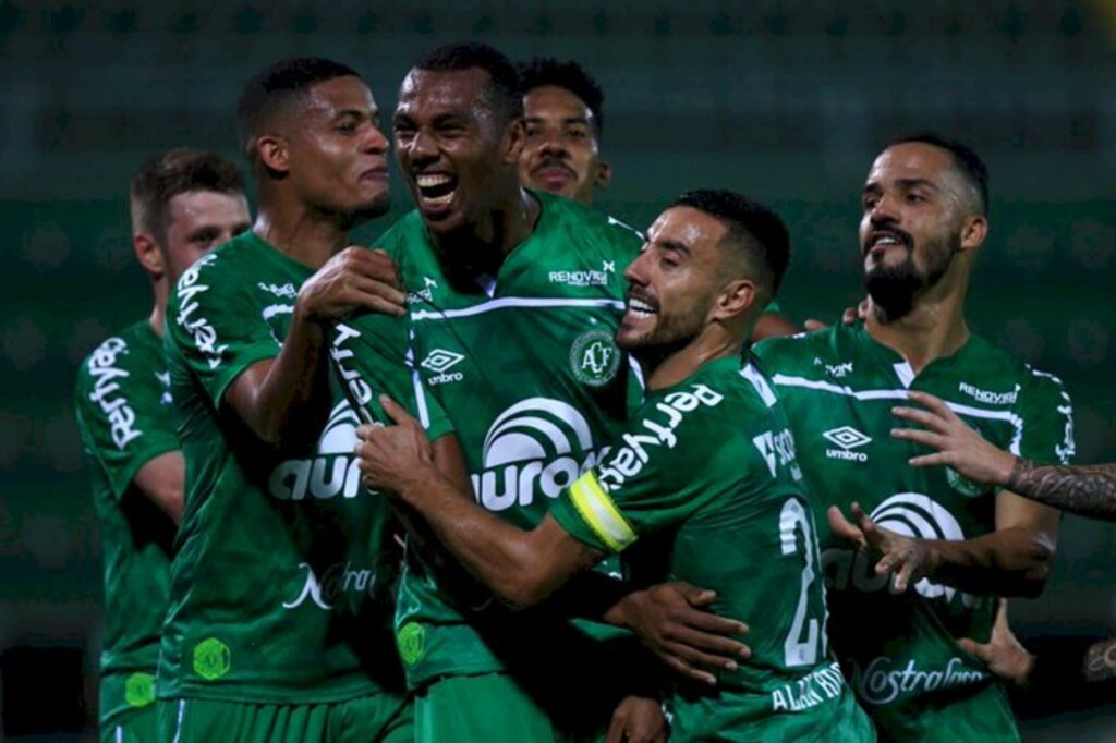 A Chapecoense venceu o Brusque por 2 a 0