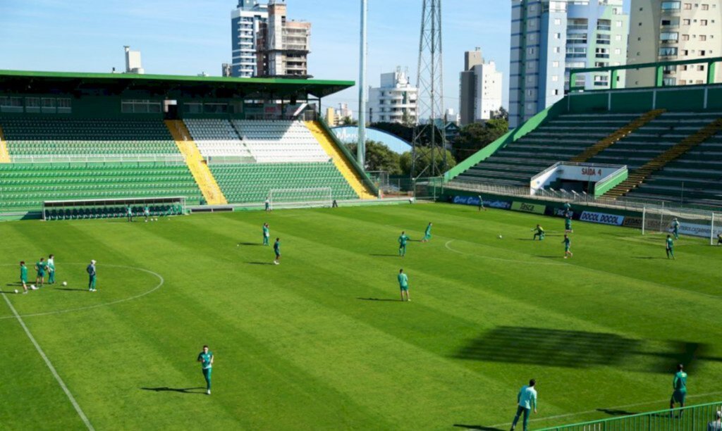 Chapecoense e Brusque fazem o primeiro jogo da decisão do Catarinense