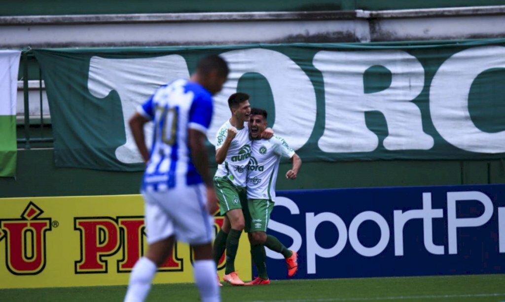 Chapecoense supera Avaí e assume a vice-liderança da Série B