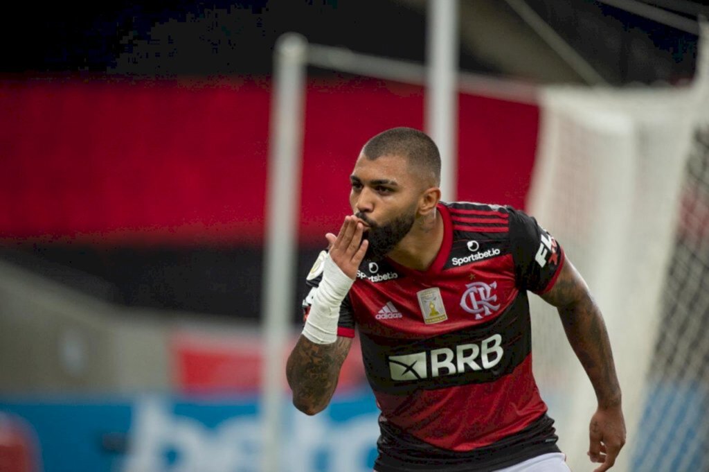 Flamengo vence a terceira seguida