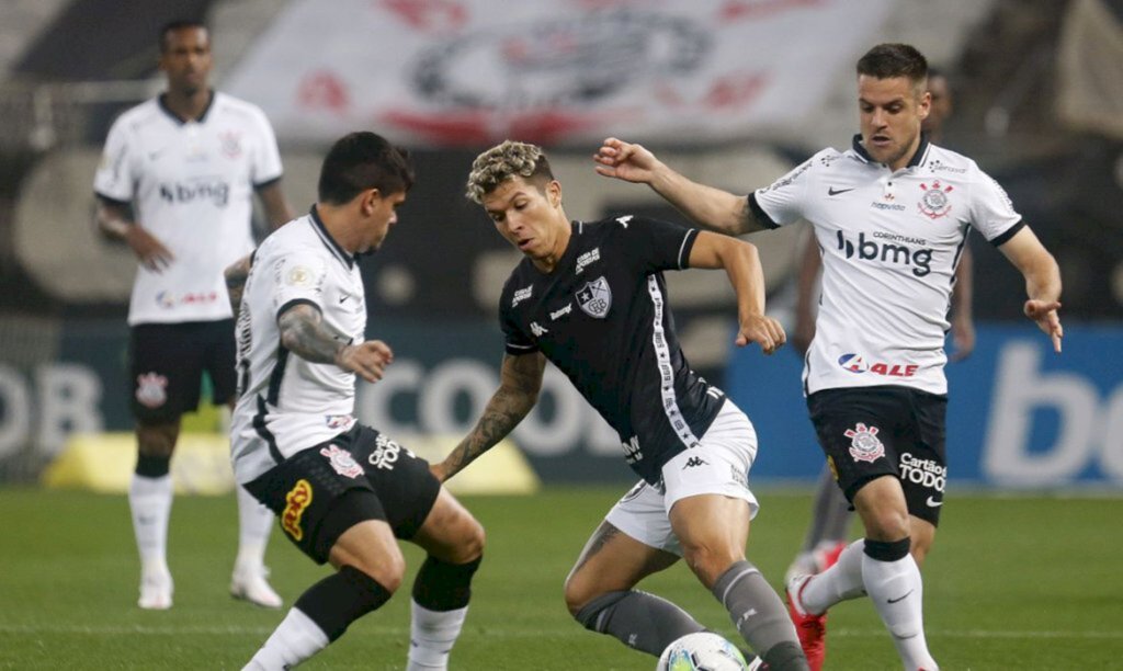 Corinthians e Botafogo empatam em partida de muitos gols e polêmica