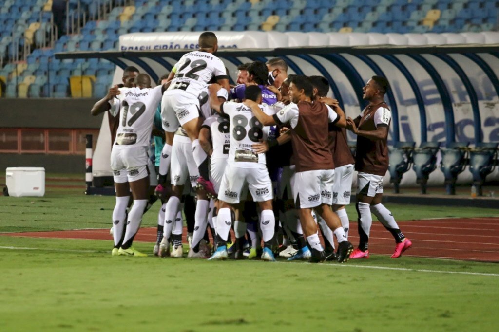 Ceará vence o Atlético Goianiense