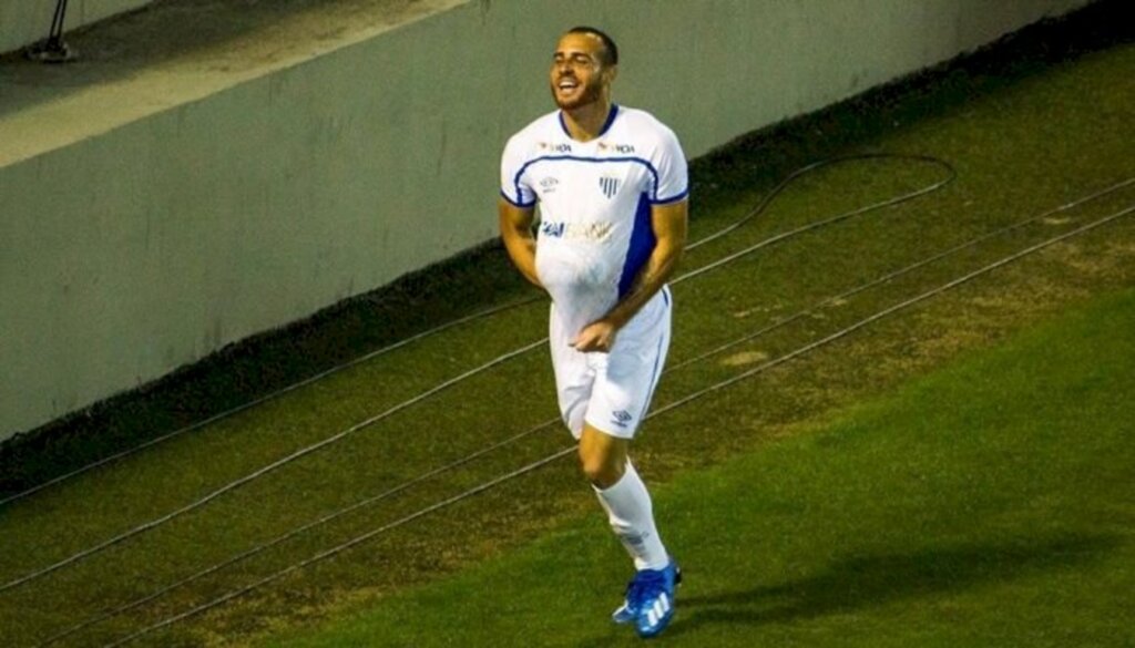 Foto: André Palma Ribeiro / Avaí FC - Pedro Castro comemora o gol e homenageia a filha Helena que está a caminho