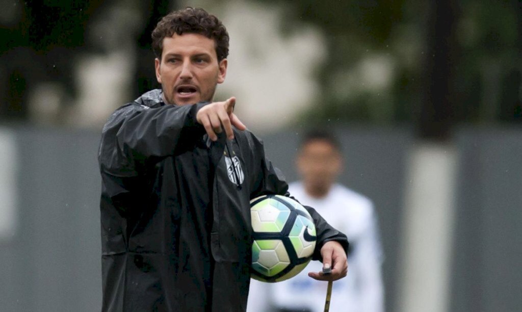 Figueirense anuncia contratação de Elano como técnico