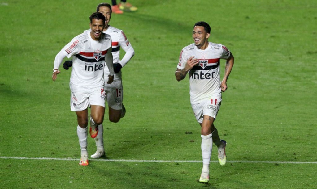 Brasileiro: São Paulo vence Athletico-PR e assume terceira posição