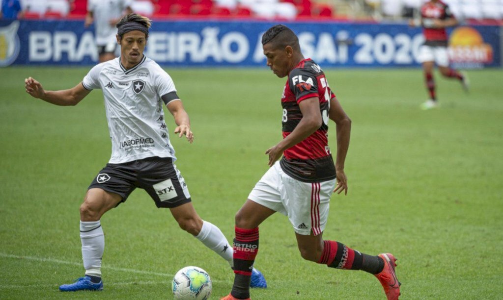 Flamengo arranca empate com Botafogo no último minuto