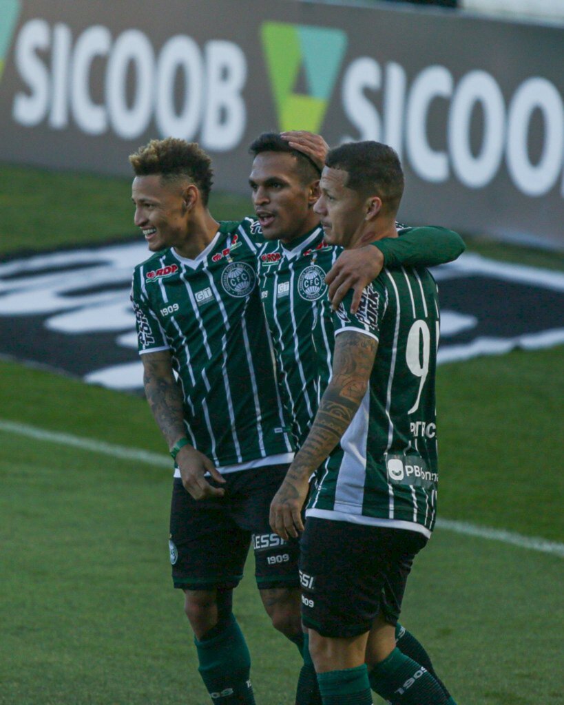 De virada, Coritiba bate o Bragantino e conquista primeira vitória no Brasileirão