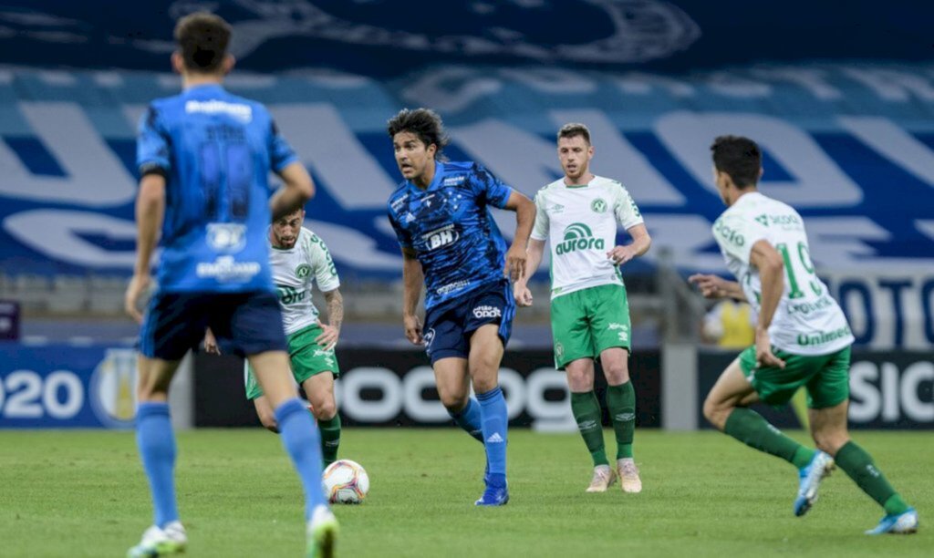 Chapecoense vence Cruzeiro no Mineirão