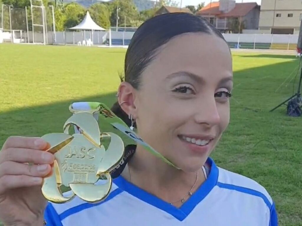 Atleta de Joinville quebra recorde no salto em distância durante o Jasc