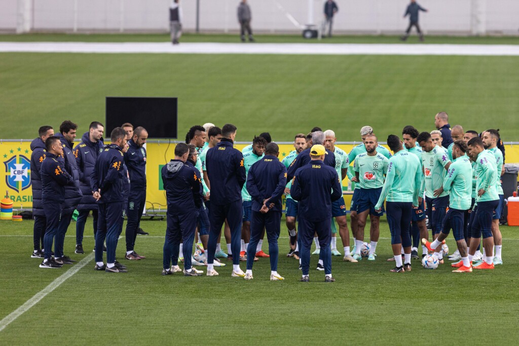 Foto: Leonardo Benhossi - MoWA Press - Comandante organizou dois times que, aparentemente, misturam titulares e reservas da partida que abre a participação da Seleção no Catar