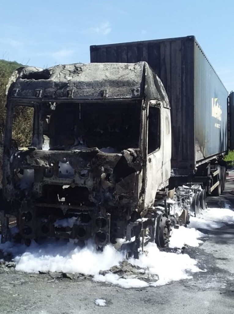 (Foto CBMSC) - Carreta pega fogo na BR 101