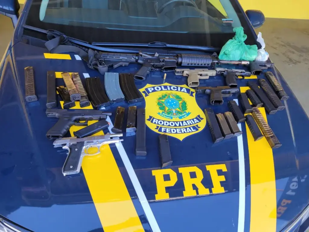  - Armas estavam em fundo falso de carro abordado pela PRF — Foto: PRF/Divulgação