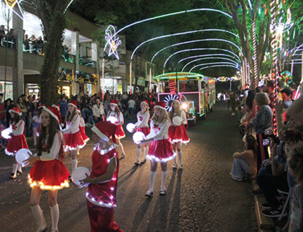 Desfile e show de luzes dançantes