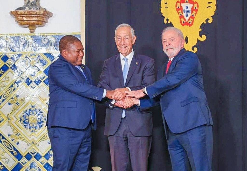 Foto: Ricardo Stuckert/divulgação - DP - Lula foi recebido pelo presidente português Marcelo Rebelo de Sousa ao lado do presidente de Moçambique, Filipe Nyusi
