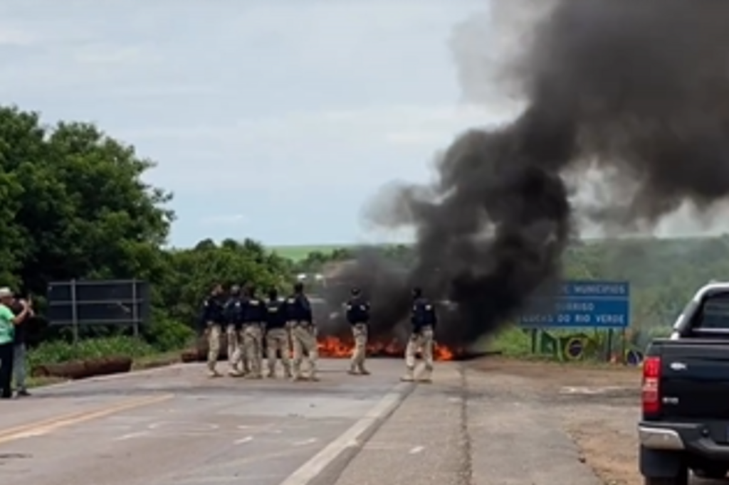  - Rodovia bloqueada em Lucas do Rio Verde no Mato Grosso – Foto: Reprodução/@lucasdorioverdeagora/ND