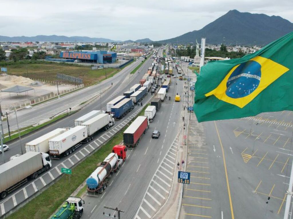 Rodovias Federais de Santa Catarina possuem bloqueios