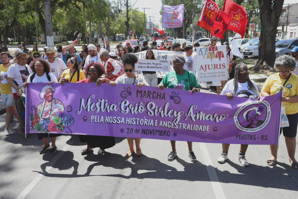 Jô Folha - Caminhada teve como ponto de partida o Altar da Pátria na avenida Bento Gonçalves