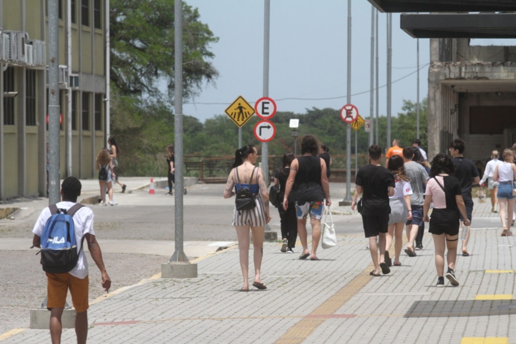 Foto: Jô Folha - No campus Anglo não foi registrado atraso de estudantes nos primeiros minutos depois das 13h