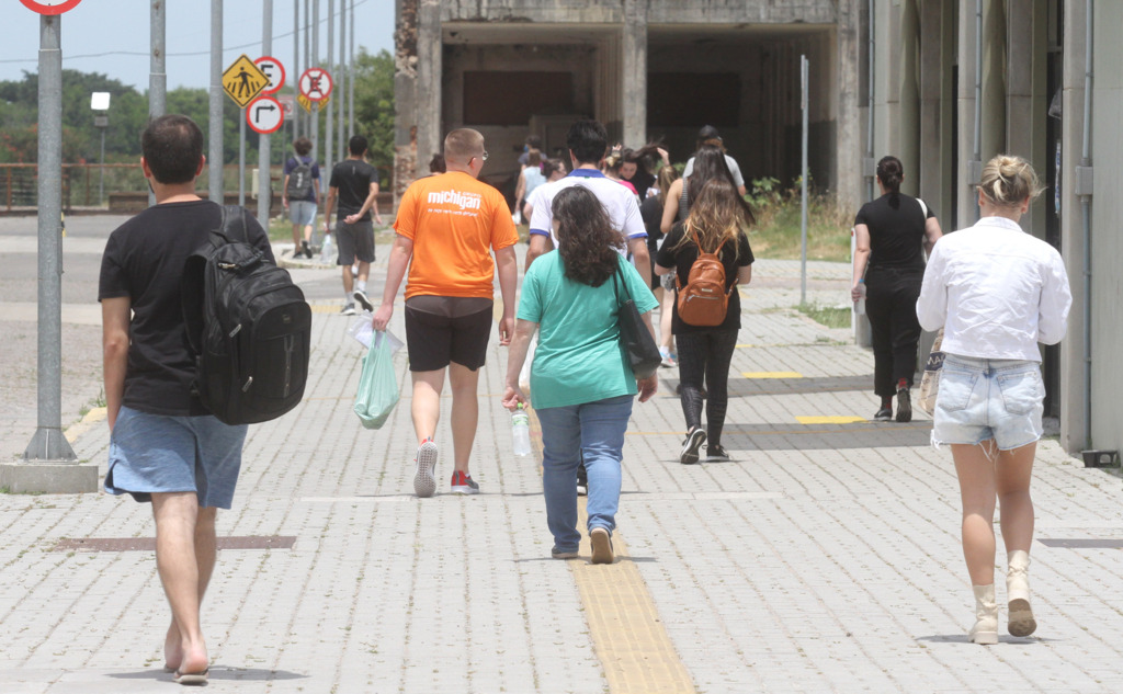 (Foto: Jô Folha) - No campus Anglo não foi registrado atraso de estudantes nos primeiros minutos depois das 13h