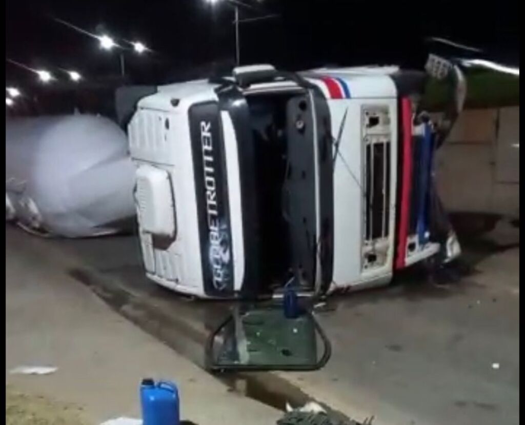 (imagem gravação de populares) - Carreta sai da pista e tomba na BR-101