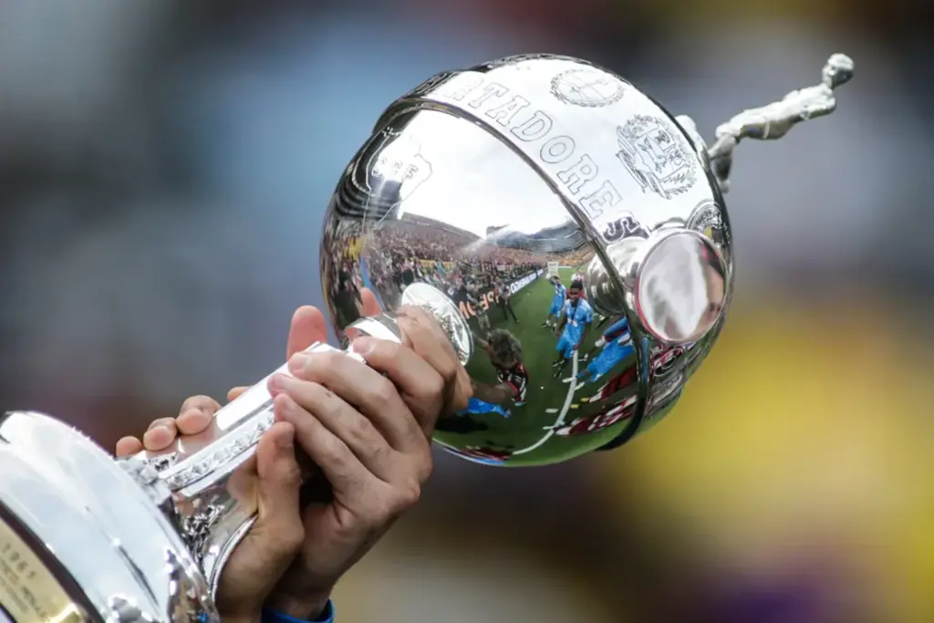  - Troféu da Copa Libertadores — Foto: Staff Images/ CONMEBOL