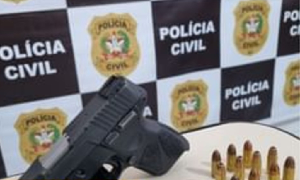 Polícia apreende arma durante operação 