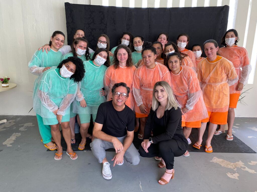 Apenadas do Presídio Feminino de Joinville se formam como designer de sobrancelhas