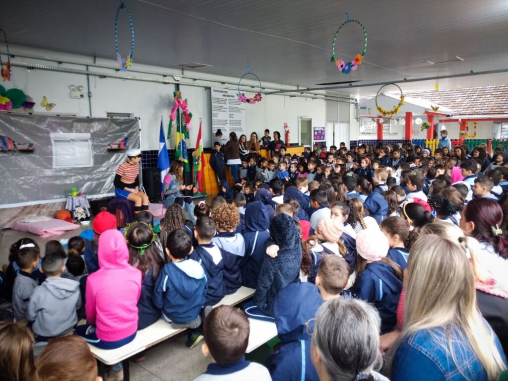 Peça teatral estimula a consciência ambiental em alunos de escolas de Joinville