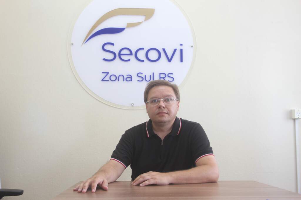 Foto: Infocenter - DP - O presidente do Secovi Zona Sul, Sérgio Cogoy, divulga temas e palestrantes de sexta-feira