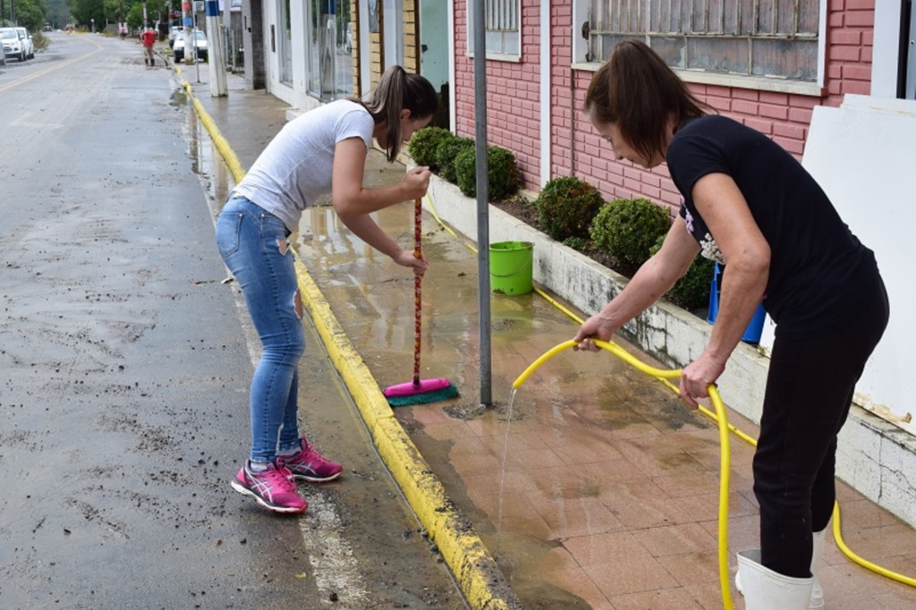 Centros das cidades de Atalanta e Agrolândia começam a ser limpos após alagamentos