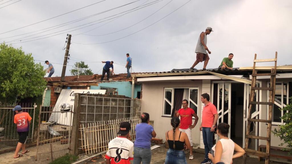 Temporal atinge Rio do Sul e várias casas ficam destelhadas