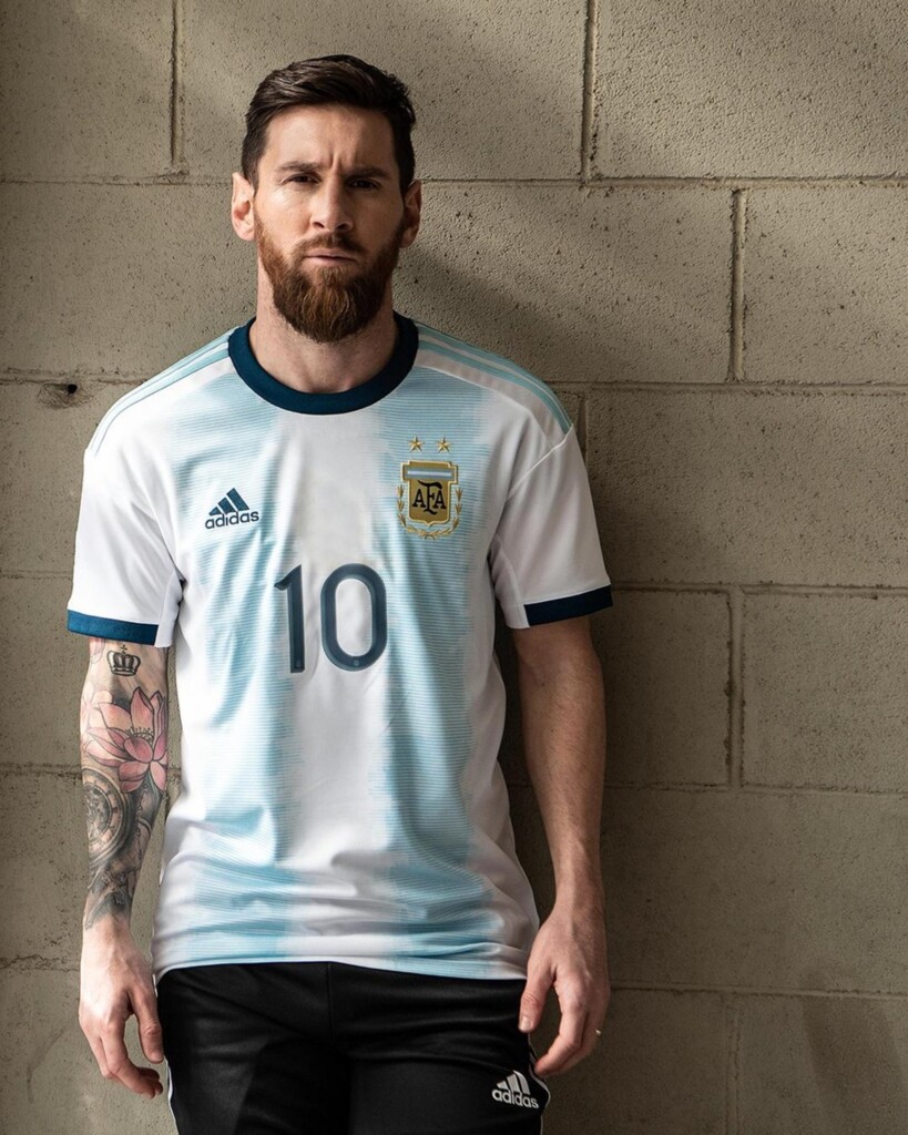 Argentina lança novo uniforme para a Copa América com camisa de listras azuis em tom bem claro