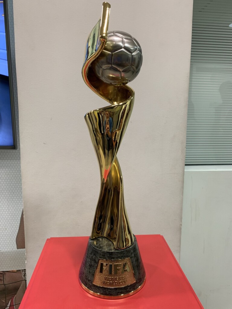 Cíntia Barlem - Troféu da Copa do Mundo Feminina da Fifa
