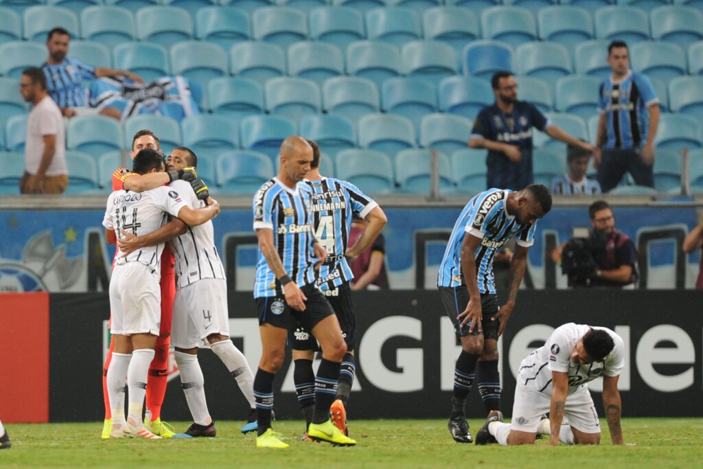 Da defesa ao ataque, Grêmio transforma 'dia em noite', acumula erros e ouve vaias