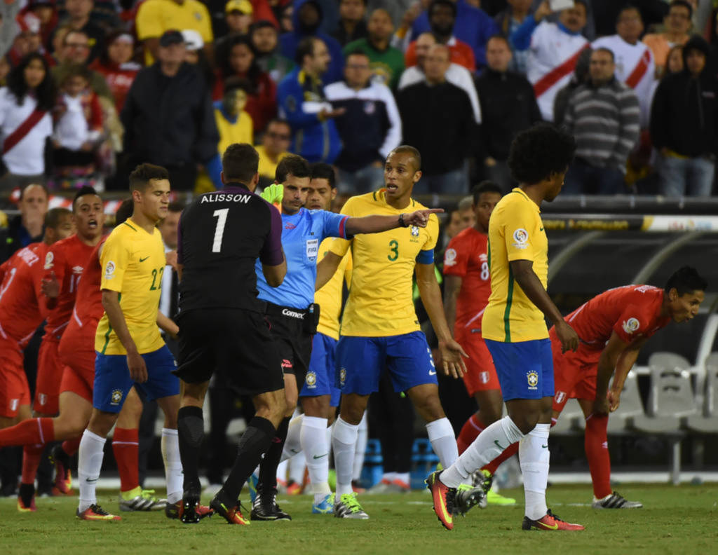Prejudicado pela arbitragem, Brasil perde para o Peru e é eliminado