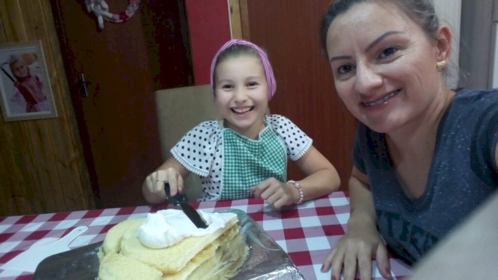 Mãe e filha de Rio do Campo fazem receita especial de bolo de abacaxi