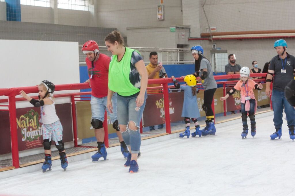 Pista de patinação no gelo encanta público que visita o Natal de Joinville