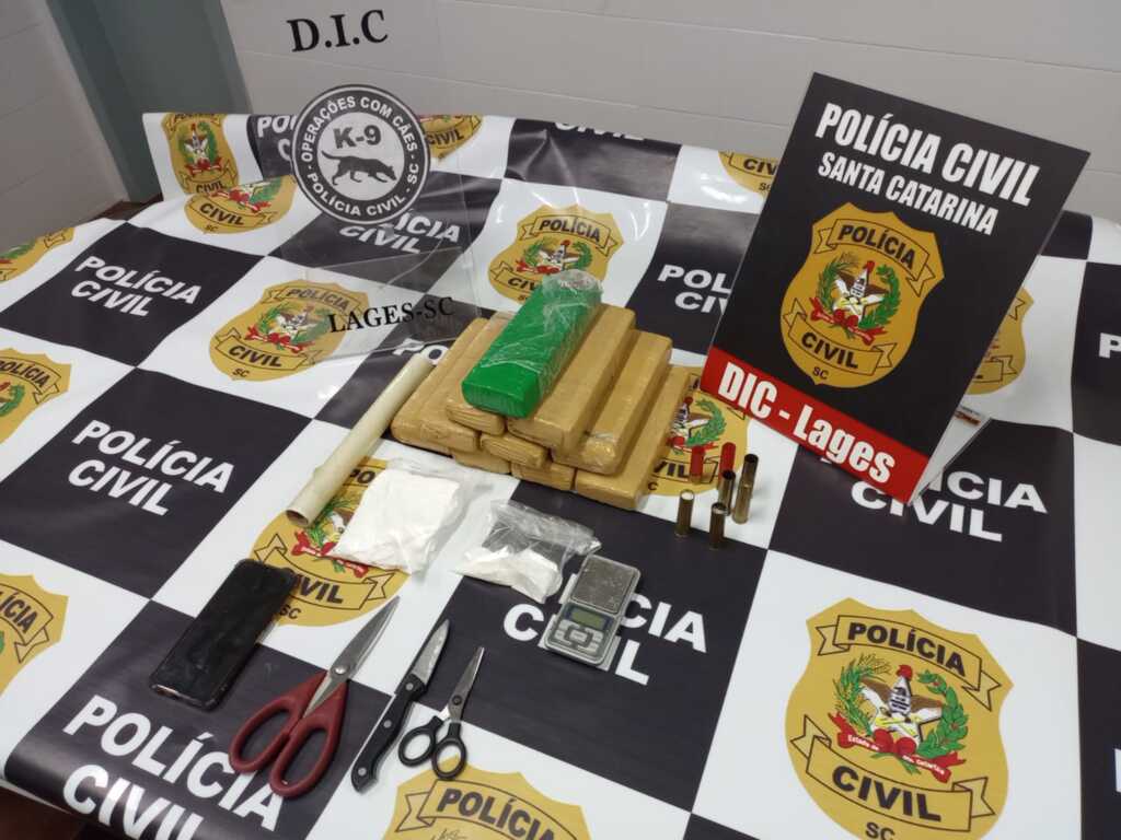 Polícia Civil de Lages prende mãe de foragido por tráfico de drogas, em São José