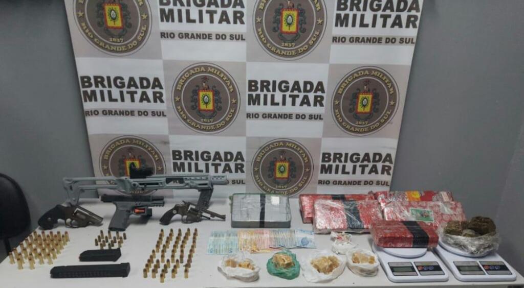 BM - Maconha, cocaína, crack, armas e munições estavam na casa no centro de Rio Grande