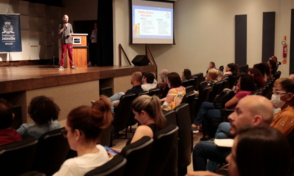 Seminário sobre práticas docentes reúne mais de 450 pessoas em Joinville