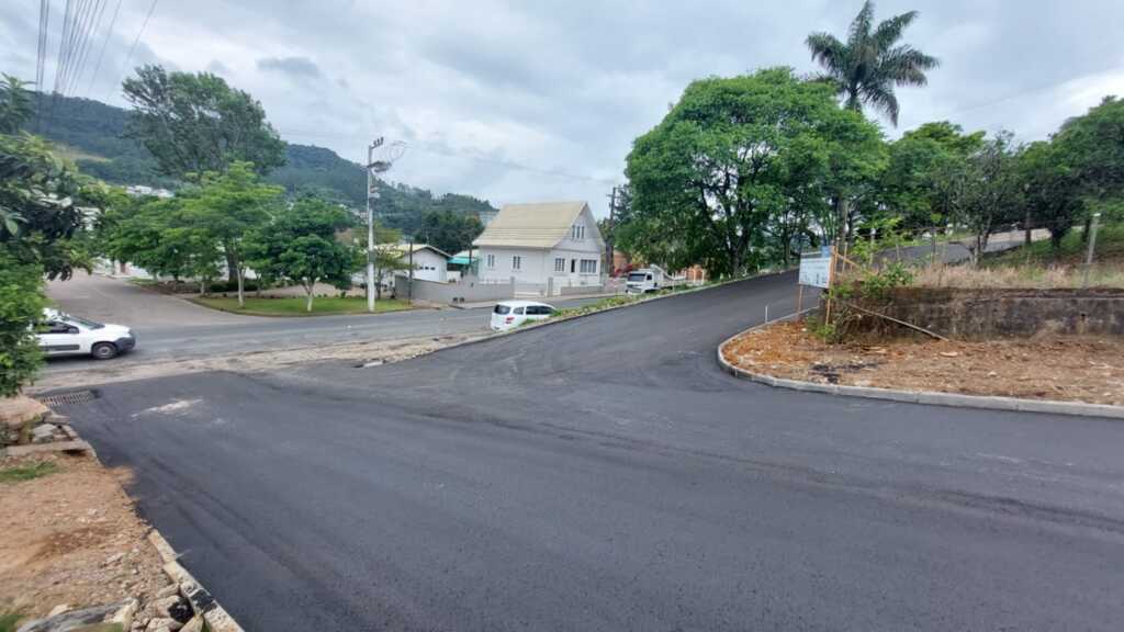 Pavimentação de ruas no bairro Barragem e Budag seguem avançando